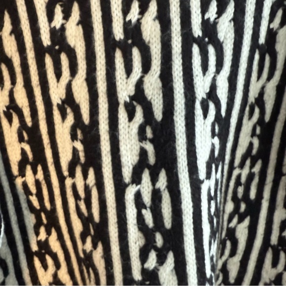 Express Monochrome Knit Turtleneck Sweater, Size L, Offers Welcome - Picture 3 of 8